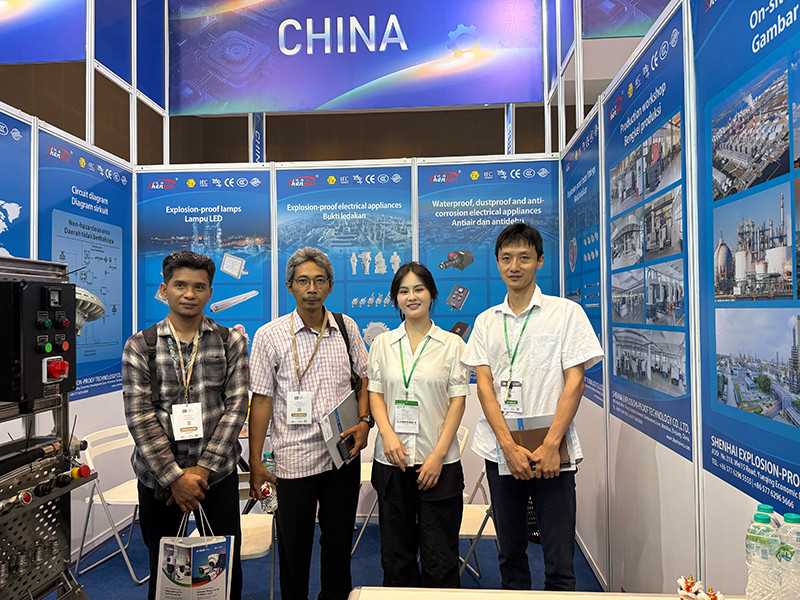 在 2025-2 印尼石油天然气展上与外国客户合影留念