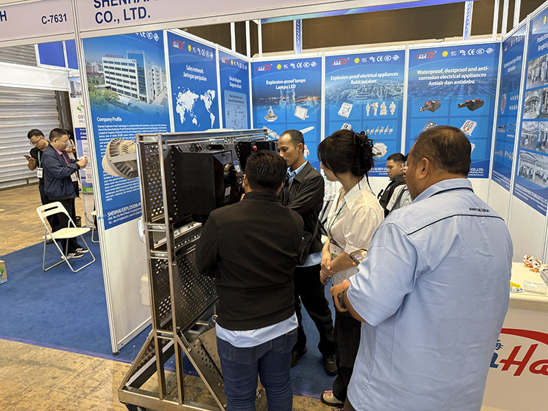 在印尼石油天然气展 2025-3 上与外国客户合影留念
