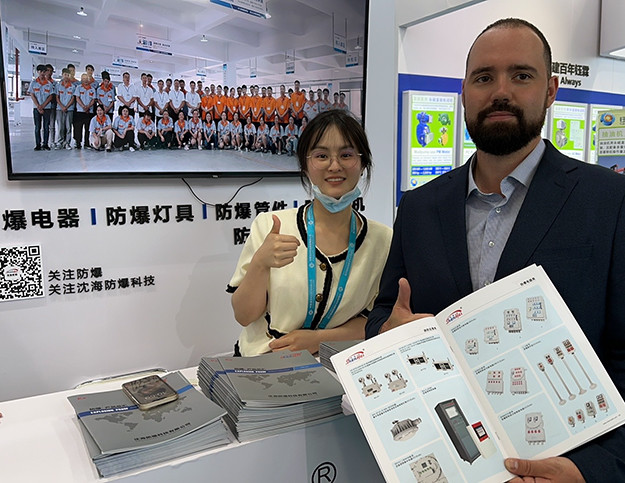 Gruppenfoto mit ausländischen Kunden auf der Petrochemie-Messe