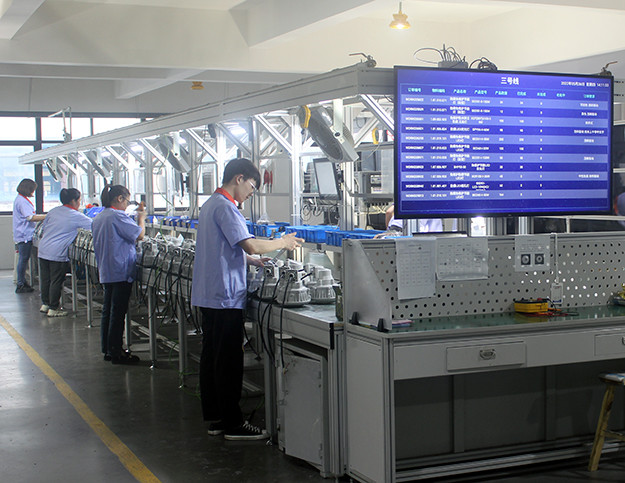 Arbeiter führen die Montage von explosionsgeschützten Leuchten durch