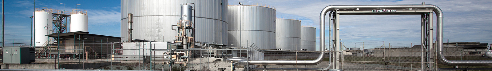 μεγάλες ασημένιες βιομηχανικές δεξαμενές και αγωγοί αποθήκευσης καυσίμων ή χημικών ουσιών