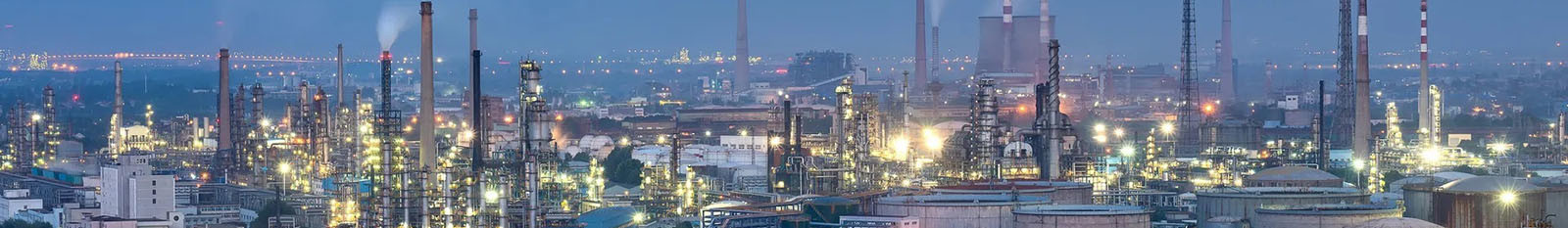 nächtlicher Panoramablick auf einen großen Raffinerie-Petrochemiekomplex in Betrieb