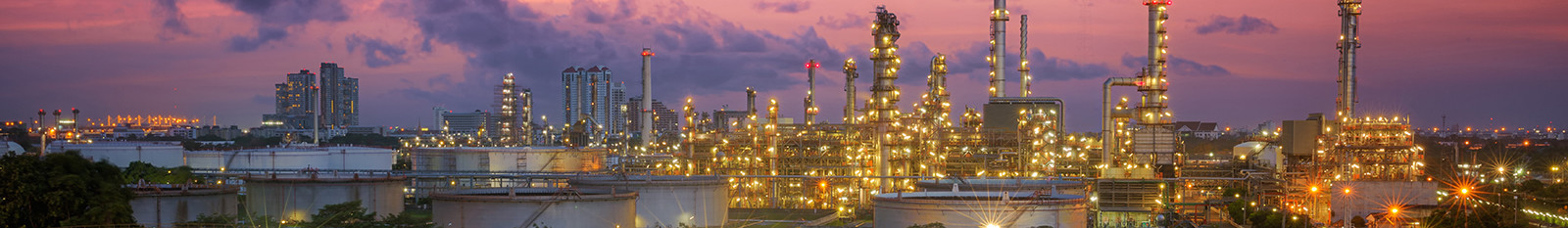 נוף פנורמי של אתר ייצור בית זיקוק מואר בשעת בין ערביים